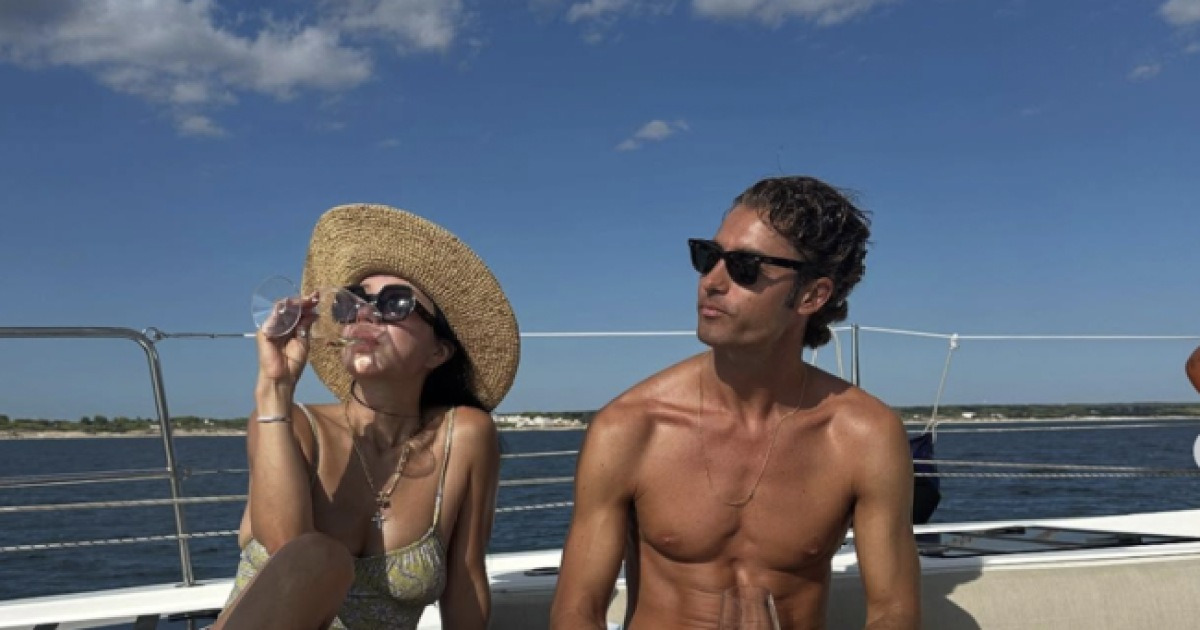 56세 엄정화, 이탈리아서 훈남 외국인 옆 수영복 자태 "아름답다"..뱃살 제로