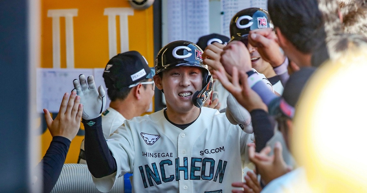 김성욱 역전 투런포 '쾅'…SSG, 두산 잡고 3위 굳히기