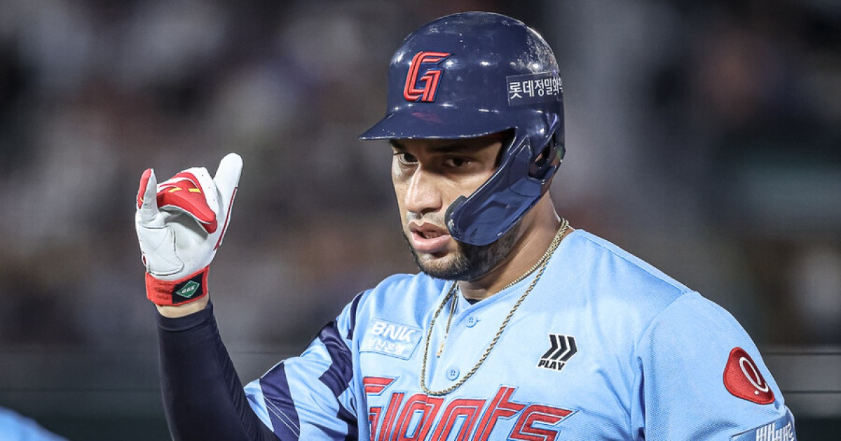 홈런 12개 쳤다고 롯데를 떠나야 하나…올해도 100타점 돌파, KBO 통산 3할4푼 타격기계 딜레마