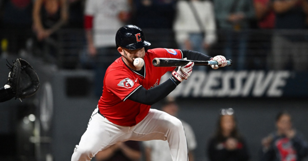 시속 160㎞ 강속구에 얼굴 맞은 타자…눈 아래 감싼 뒤 병원행