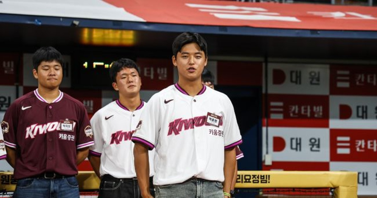 ‘꼼수 논란’ 안우진 이래서 1군 등록했나…7억팔 박준현에 건넨 특급 조언 “주어진 기회 간절하게 임해라”