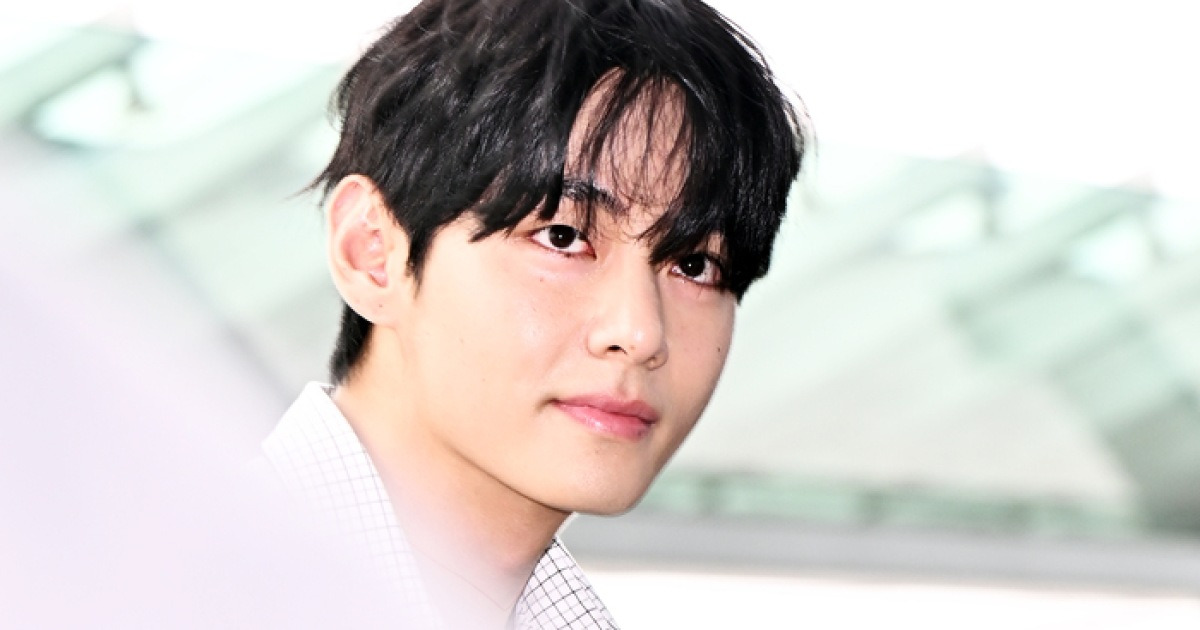 ‘월클’ 방탄소년단(BTS) 뷔, 세련미 넘치는 비주얼에 클래식한 무드··· 공항 접수한 넘사벽!