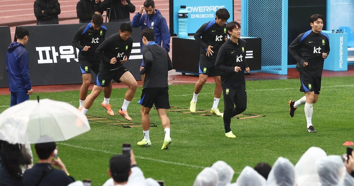 브라질전 앞둔 홍명보호, 300명 팬 응원 받으며 '스리백' 집중 훈련