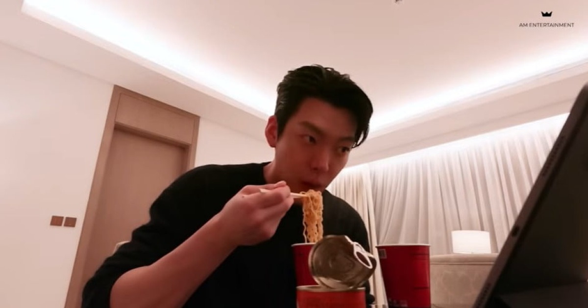 김우빈, 폭풍 먹방 공개 "너무 말라 보여...오랫동안 라면 못 먹었다"
