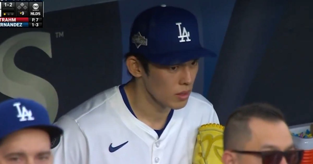 사사키 얼마나 집중했길래 더그아웃에서 이러고 있을까…MLB가 주목한 그 장면, 그 눈빛