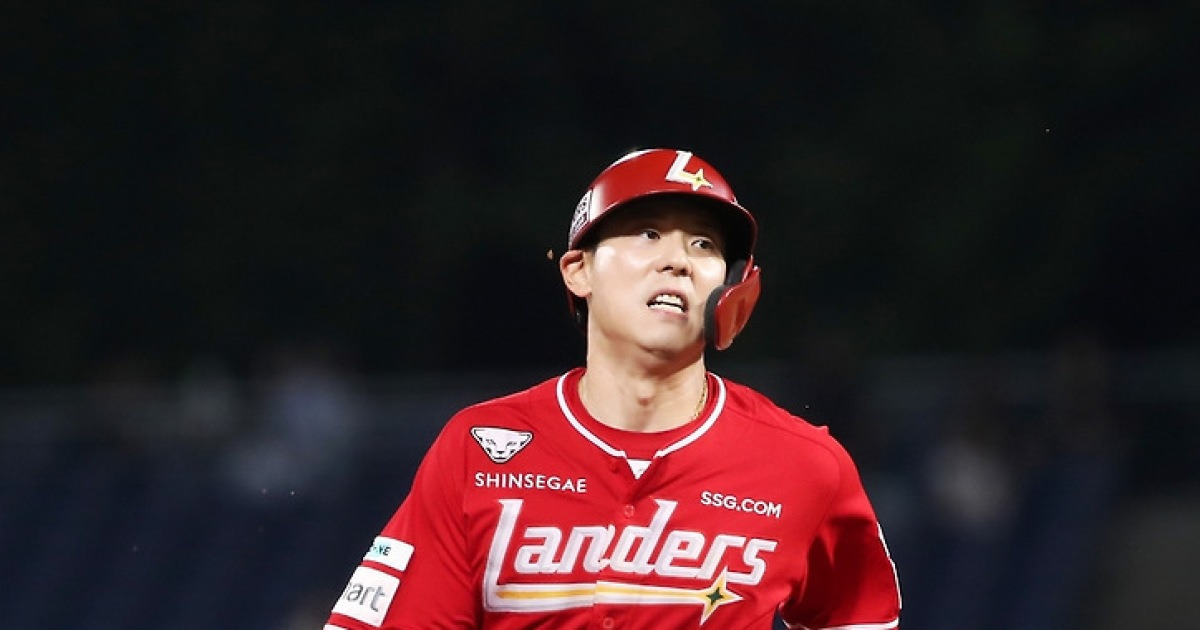 김성욱, 9회말 끝내기 홈런…SSG, 삼성 꺾고 준PO 1승 1패