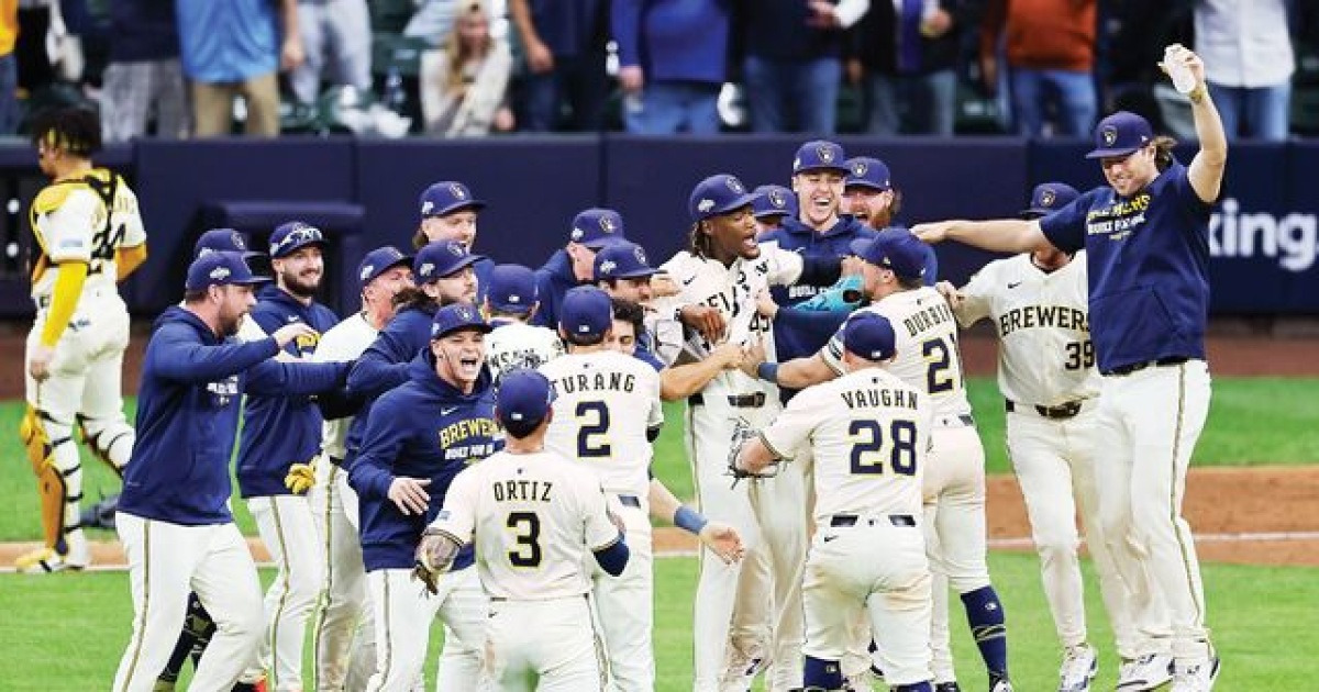 홈런 쾅·쾅·쾅… 밀워키, 컵스 꺾고 7년 만에 NLCS 진출