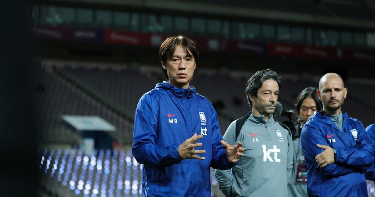 충성스럽던 韓축구팬이 홍명보호 버리나…상암 A매치 또 매진 실패 유력 → 파라과이전 아직도 4만석 이상 텅텅