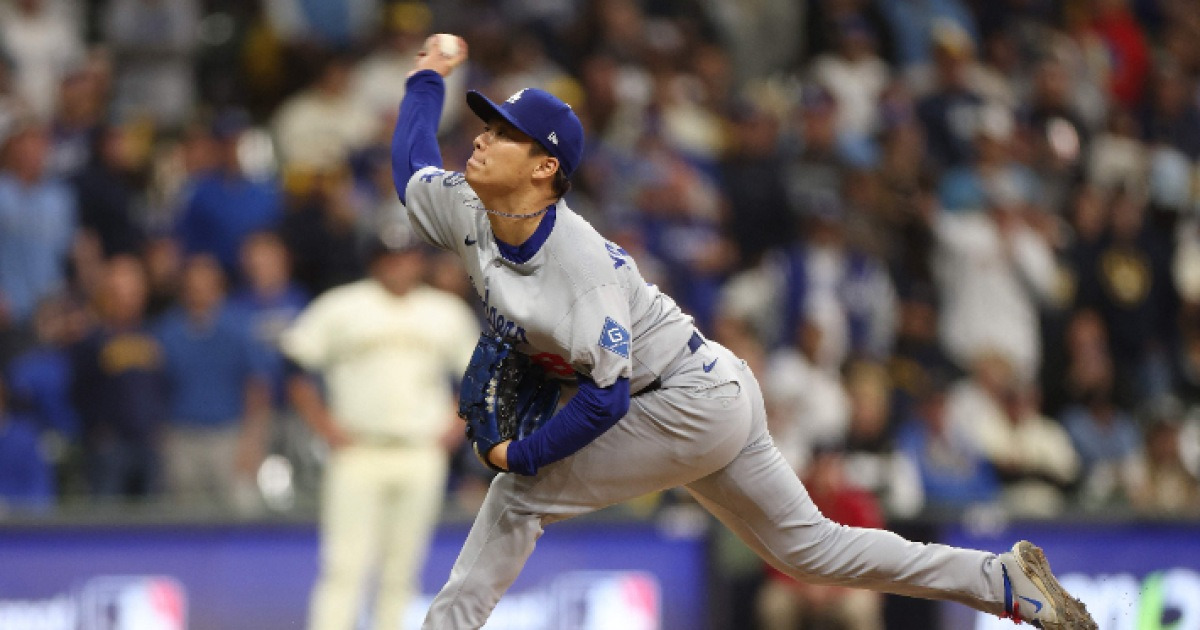 노모·오타니도 못했는데…야마모토, 日 최초 MLB 포스트시즌 완투승