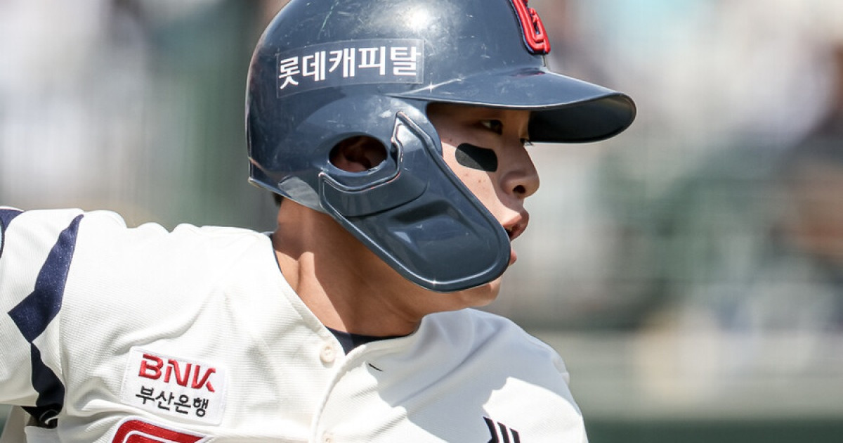 롯데 FA 박찬호 관심 소문에 자극 받았나…김태형이 공인한 '수비 1등' 유망주 홈런 시위, 미래의 주전 예약하나