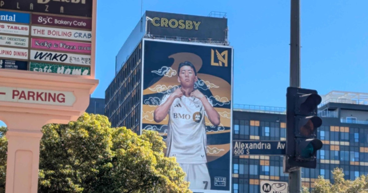 "美 LA, '손흥민 벽화' 뒤덮이고 있다" 韓 역사상 이런 선수 또 나올 수 있나...SON, LAFC 입단 두 달 만에 정복 완료 "MLS 완전히 뒤흔든 선수"