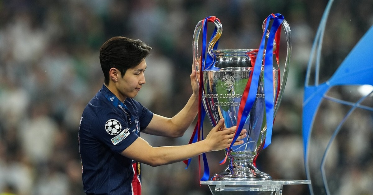 이강인, AFC 올해의 국제선수상 수상…'절친' 구보 제쳐