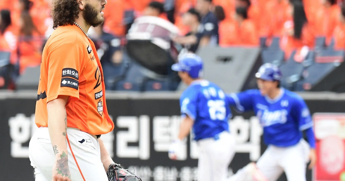 '폰세 붕괴'에 타자들도 멘붕 위기였다 → 채은성 고백 "1선발 무너지는 느낌은 분위기 완전히 달라"