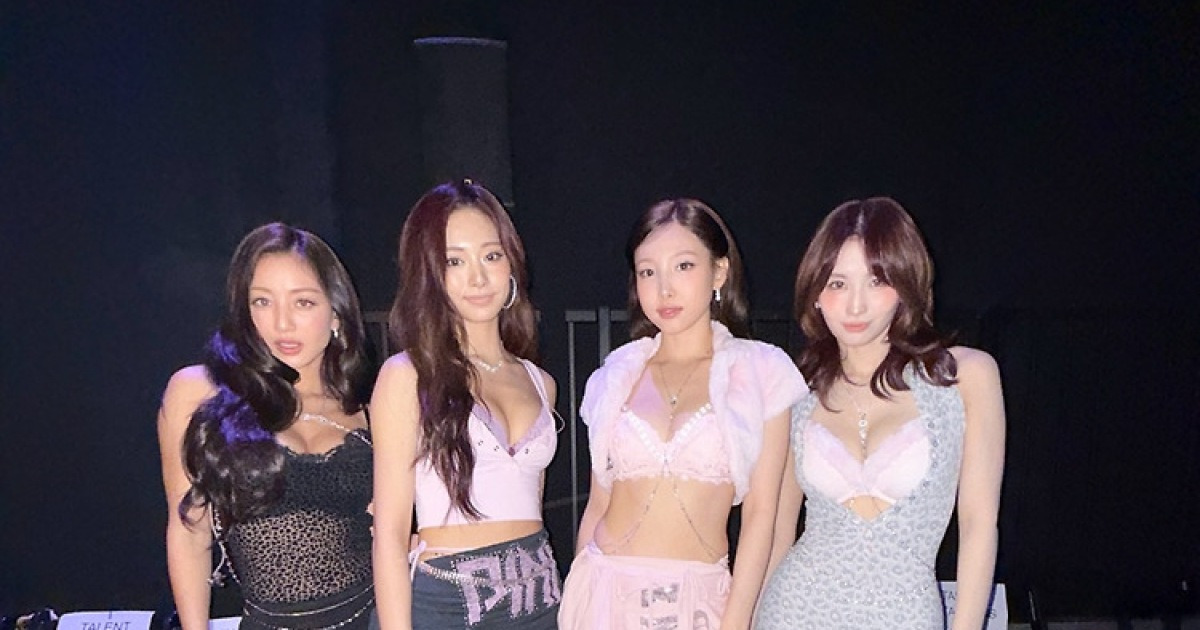 트와이스, 패션쇼 핫한 퍼포먼스…오늘(18일) 10주년 팬미팅 개최