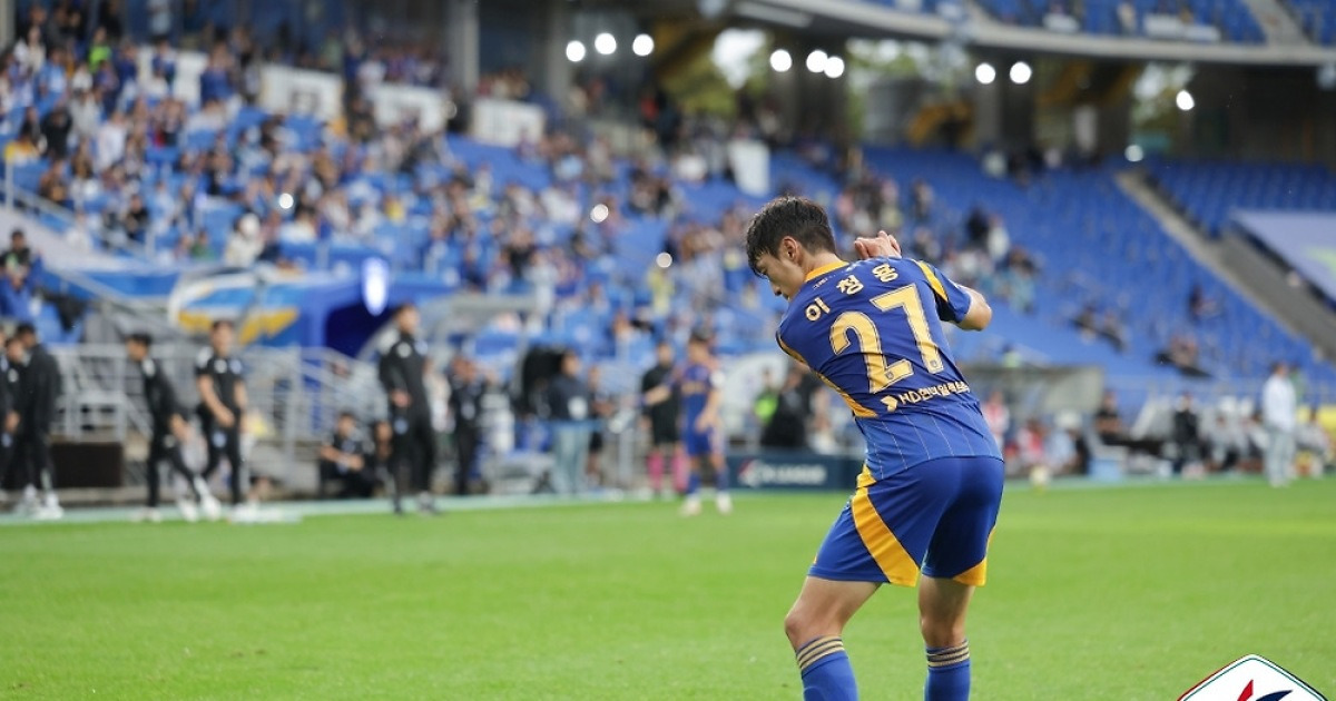 이청용, 두 번이나 '신태용 저격' 골프 세리머니…울산, 진실공방 속 광주 2-0 제압→사령탑 떠나자마자 승전고