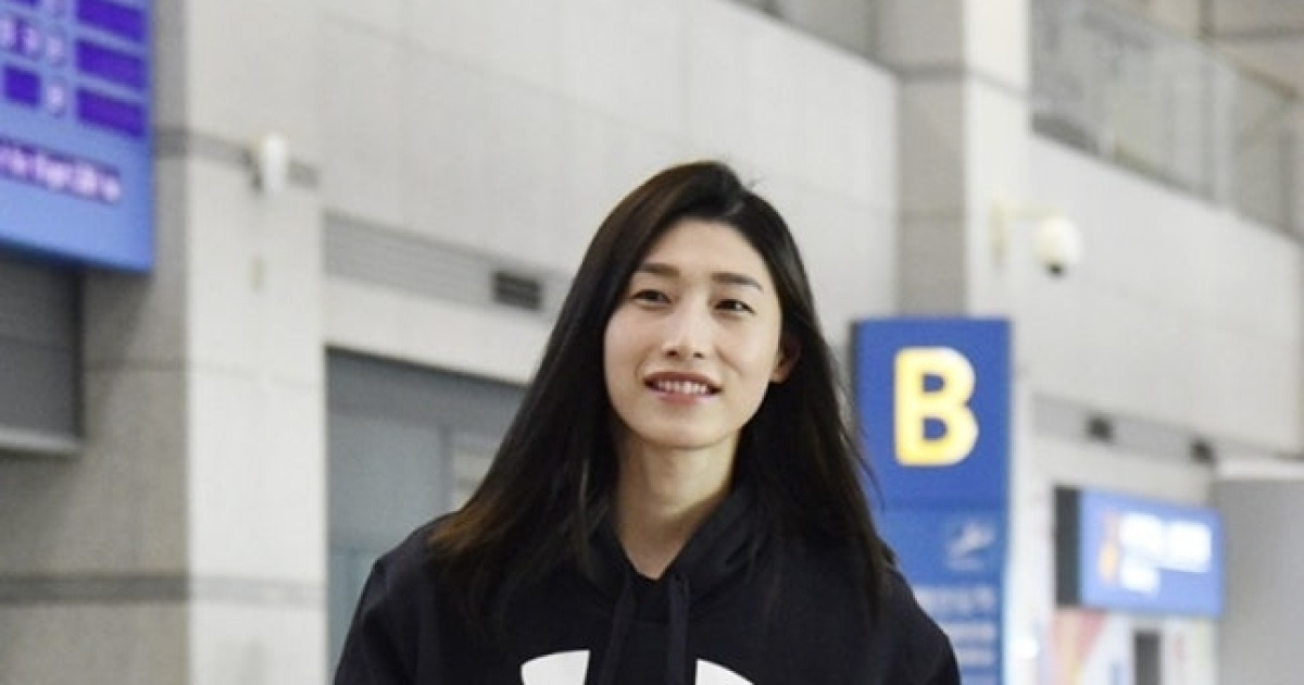 “10번이 하늘에 올랐다”…김연경, 20년 배구 인생 완벽한 피날레→관중 6천명 울컥 "여왕에서 지도자로 헌신 이어간다"