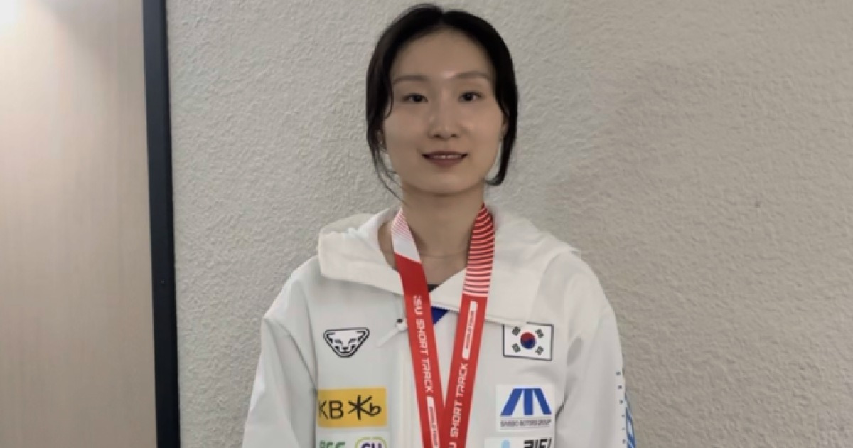 '역시는 역시' 쇼트트랙 간판 최민정, 월드투어 2차 1500m 금메달 쾌거.. 혼성계주는 은빛