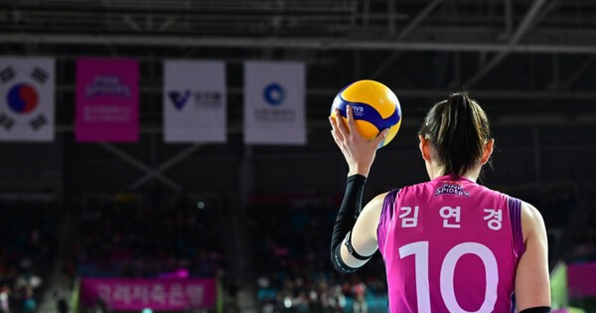 '쓴소리 전문' 김연경이 몰락하는 韓 배구에 남긴 마지막 일침 "12년이 걸려도 국가대표 성적 위해 장기적인 플랜 세워야"