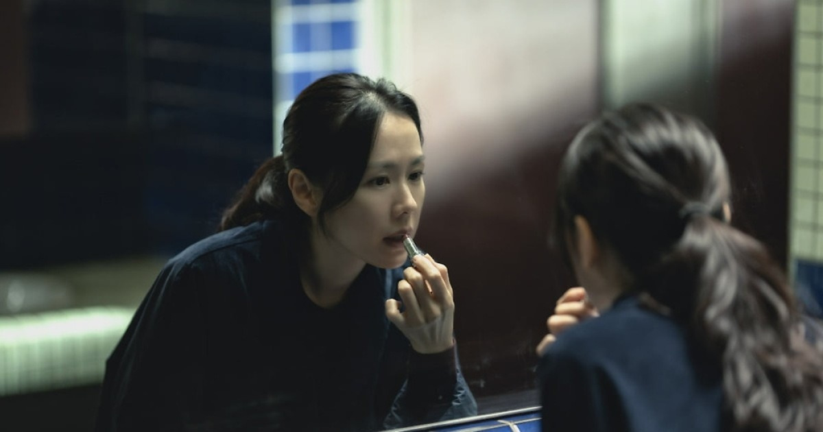 손예진, 가세 기우는데 애쓰네…위기에 더 강해졌다('어쩔수가없다')