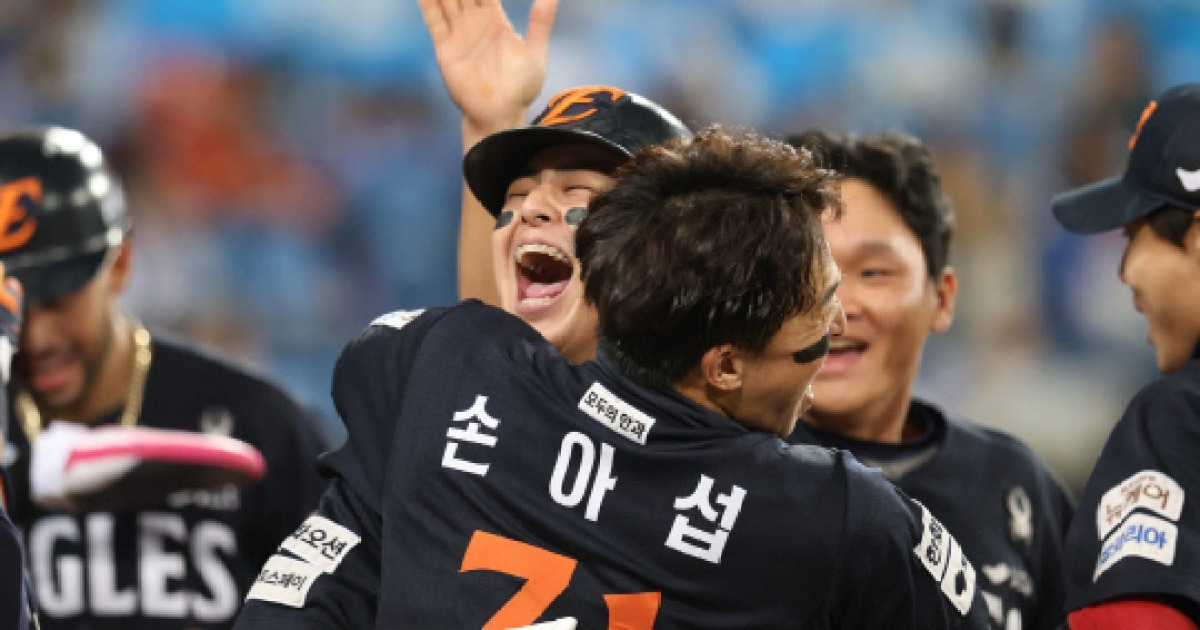 '김경문 한마디'에 병살 굴레 벗은 4번 타자…노시환, 한화 살린 126m 반전 홈런 쏘아올리다