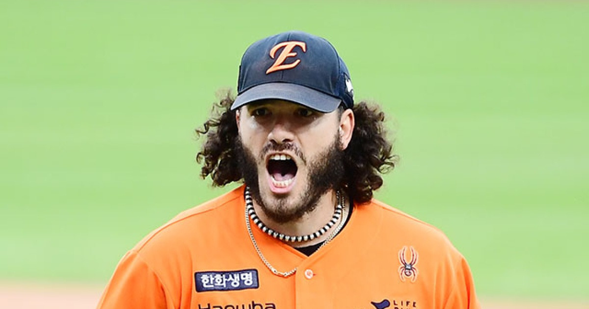 PO 5차전 선발로 나서는 한화 폰세, 만장일치로 제12회 최동원상 수상자 선정