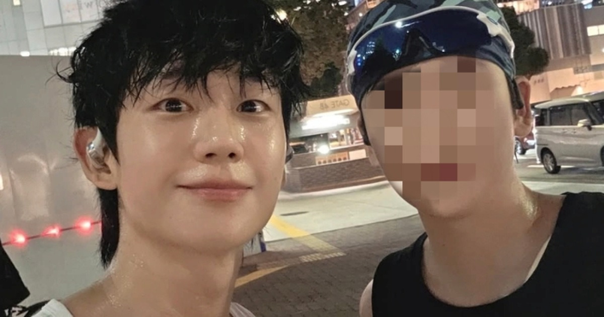 정해인, 친동생과 일본서 ‘형제런’…닮은꼴 훈남 비주얼