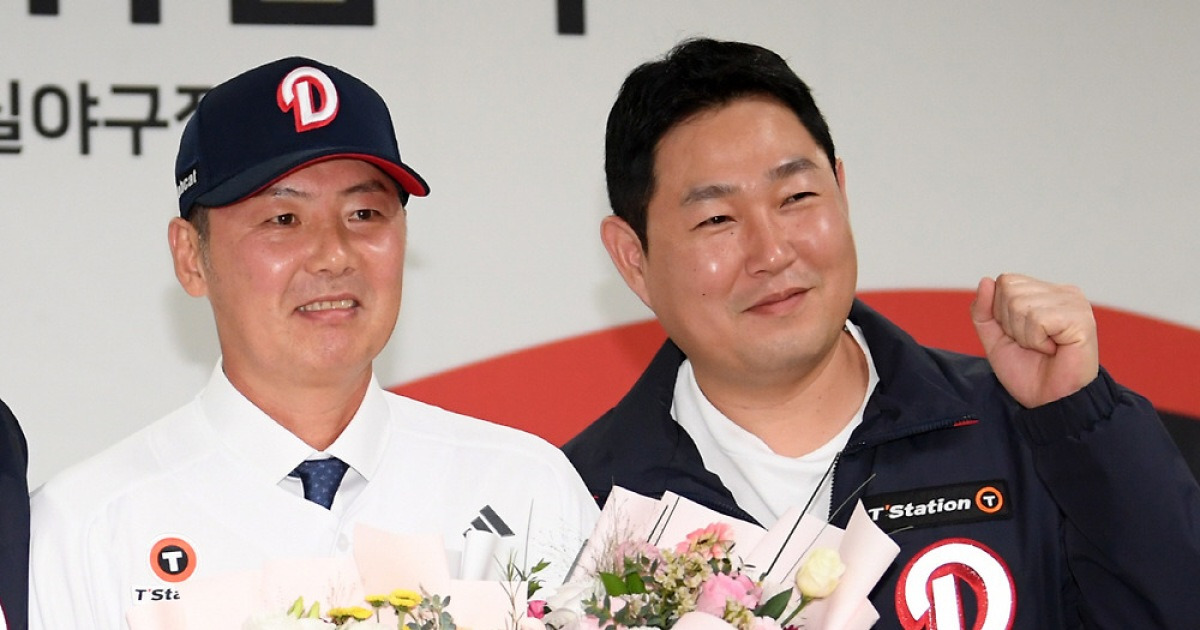 긴장한 신임 감독이 웃었다...5년 만에 다시 돌아온 김원형 감독 반긴 베테랑 양의지 '익살스러운 표정'