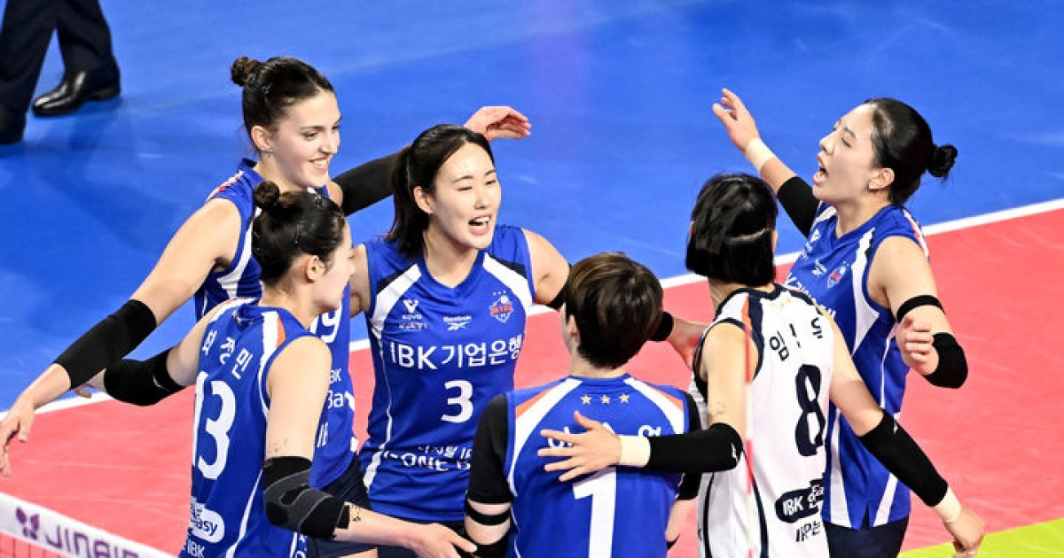 여자배구 '우승후보' IBK기업은행, 페퍼 3-1 꺾고 첫 승 신고