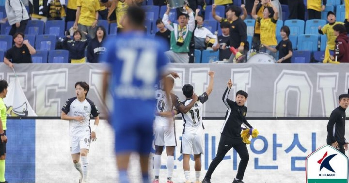수원, 전남과 2-2 무승부…인천, 내일 이기면 K리그2 우승