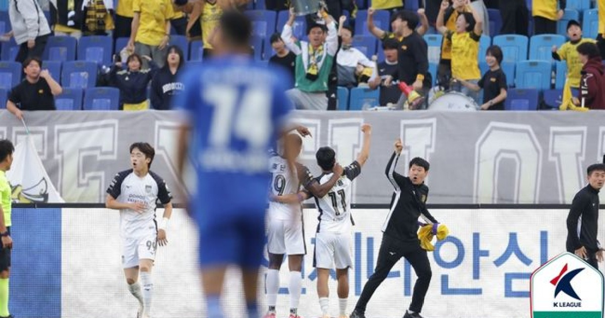 '우승 희망 날아간다' 수원, 전남과 통한의 2-2 무승부...성남-부산 나란히 승리→'PO 막차' 5위 싸움도 점입가경