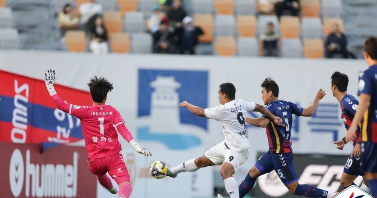 '또 퇴장 나왔다' 머리부상 아찔한 사고…제주, 수원FC에 2-1 승리 → 10경기 연속 무승 종료 '대구와 8점차'