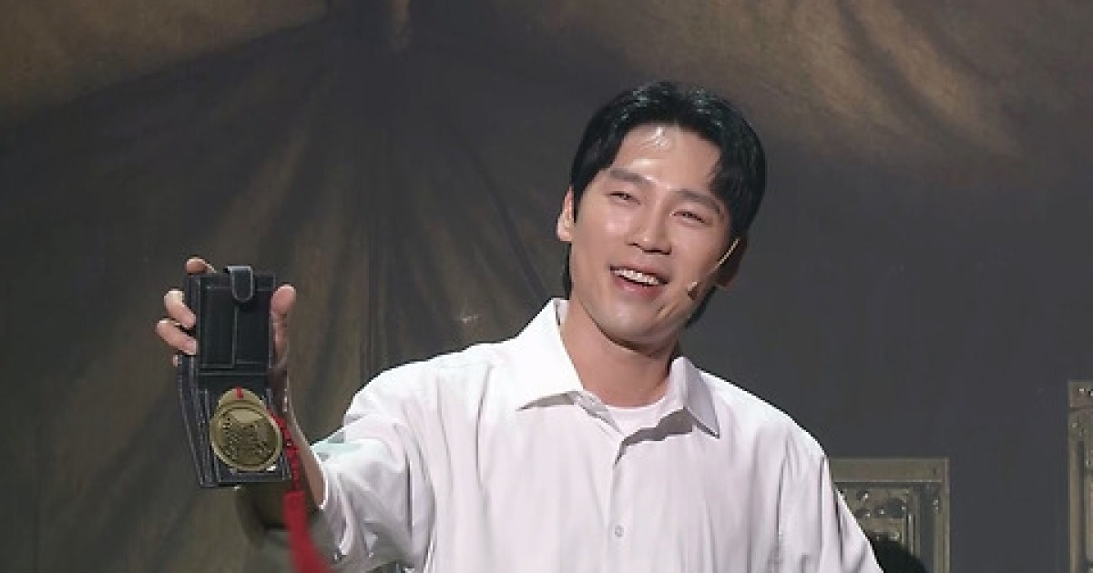 무대에서 환하게 웃고 있는 정세협