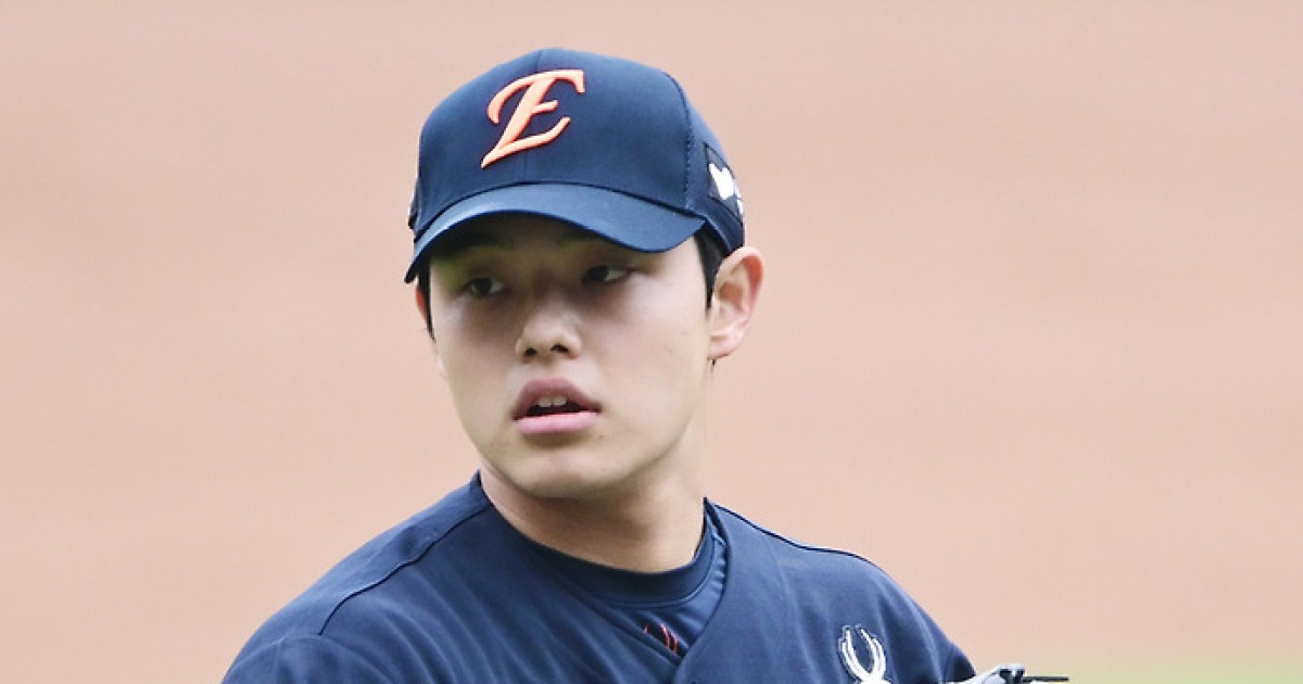 수비 도움 못받은 문동주, 한국시리즈 1차전 4.1이닝 4실점 부진