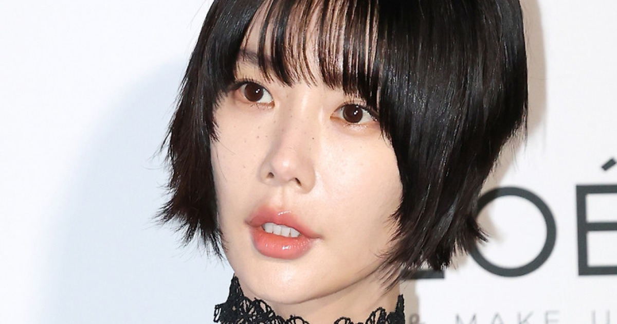 클라라, '6년 만의 이혼' 후 첫 SNS…"좋은 일만 가득하길"