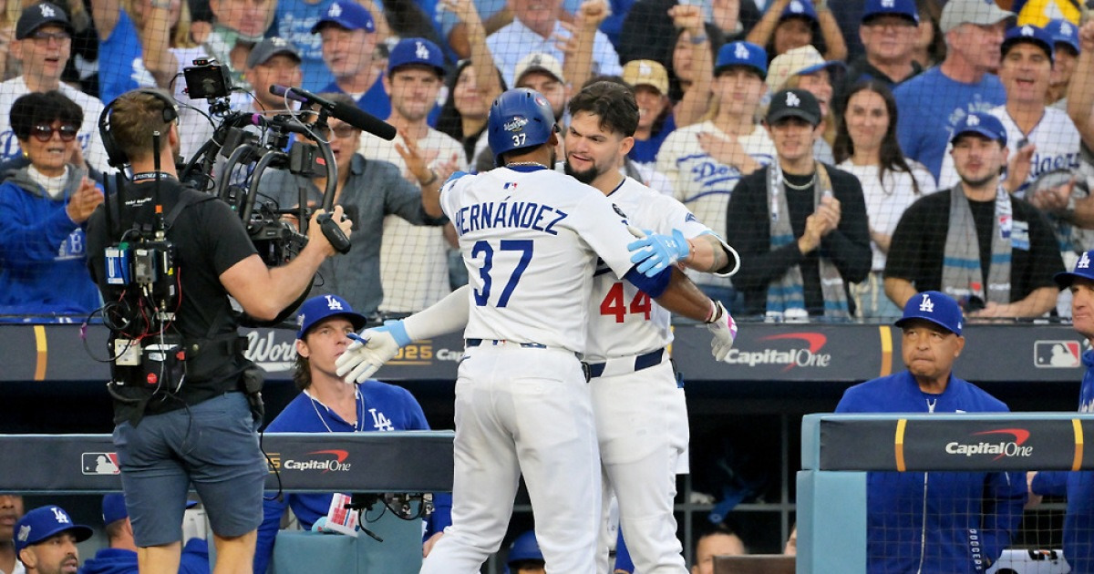 로버츠 감독이 욕 먹으며 밀어줬는데, 또 '5빵'...이제 8푼 타자, 김혜성 대신 또 나올까