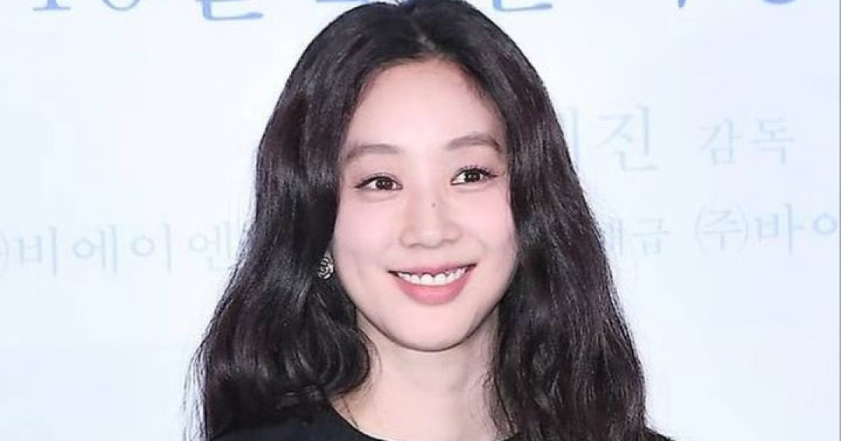 정려원 세월 비껴간 미모…손하트 보이며 활짝