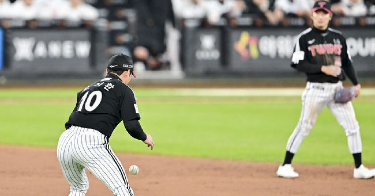 '이것이 골든글러브 유격수 센스다' 오지환, 고의 낙구→병살타 처리...위기탈출 넘버 원