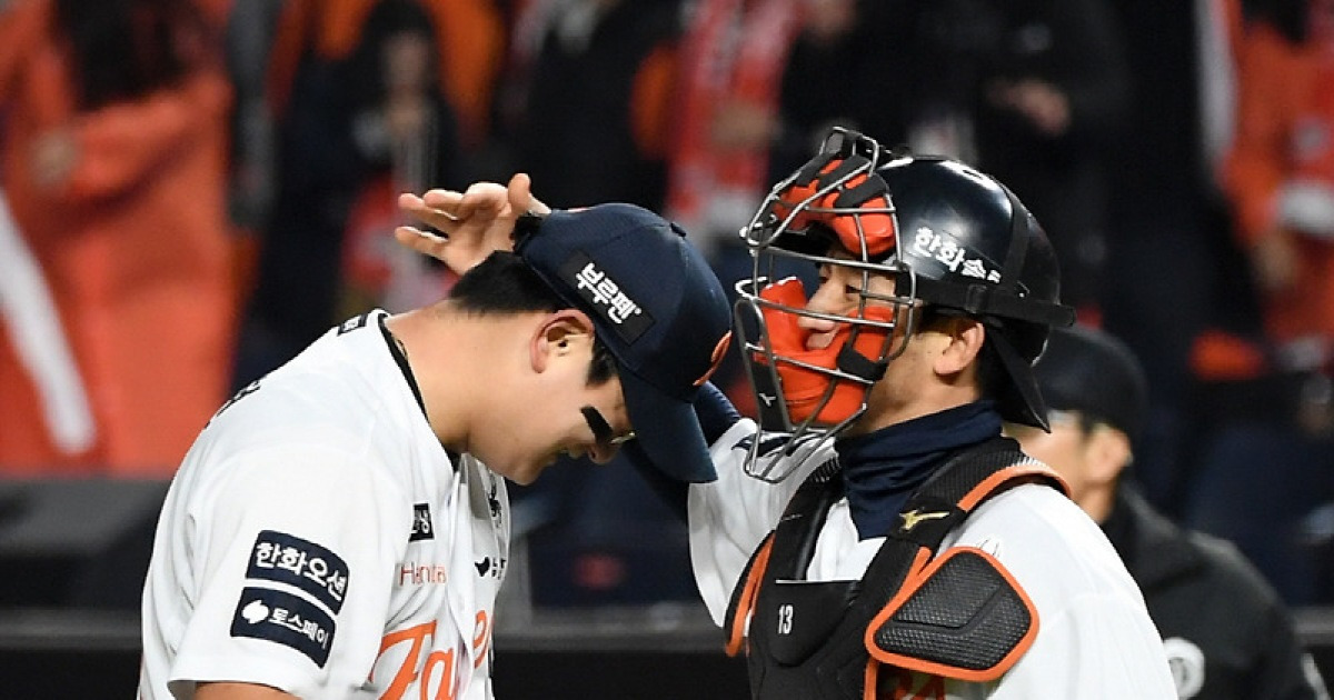 '뜨거운 눈물' 스스로 극복한 김서현 안아준 최재훈...김경문 감독 믿음에 드디어 응답한 마무리