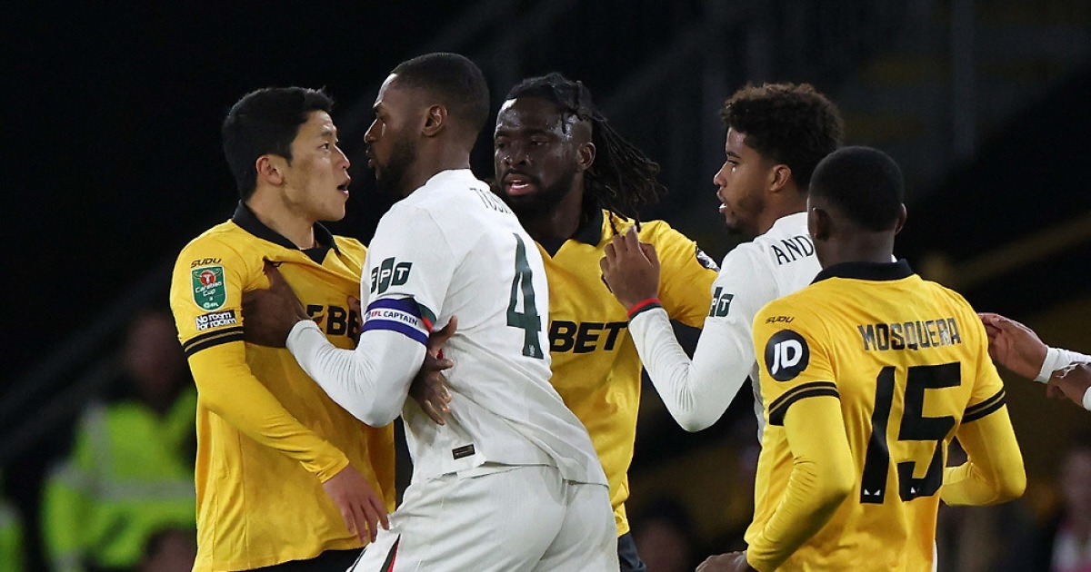 '0-3→2-3→2-4→3-4' 황희찬 첫 도움, BBC도 인정 "울버햄튼에 필요한 건 단 1승"…'8강 실패' 페레이라, '베스트 11' 전원 교체 '희망'