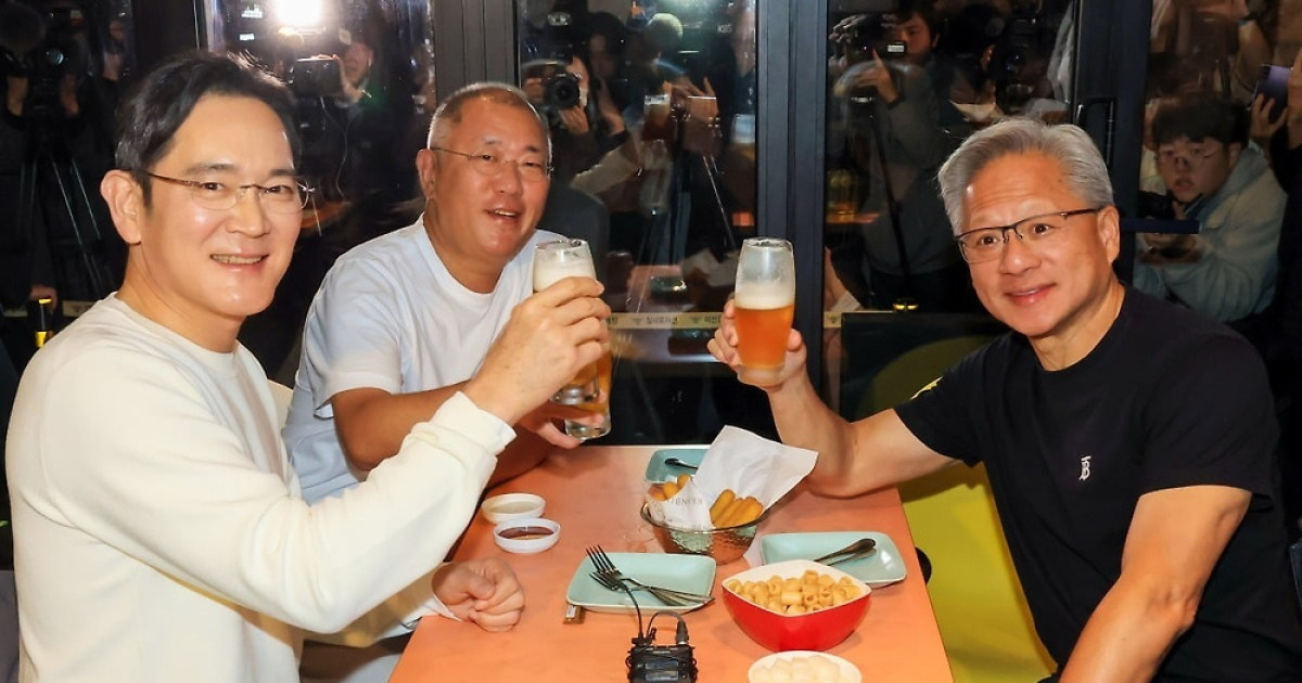 강남 깐부치킨 앞 인파