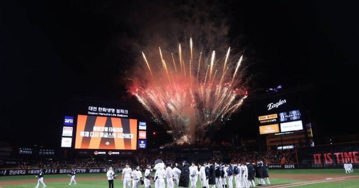'8회 극적인 역전승' 한화, 기적을 만들다. 김승연 회장의 불꽃놀이 선물, 이보다 더 짜릿할 수 없다