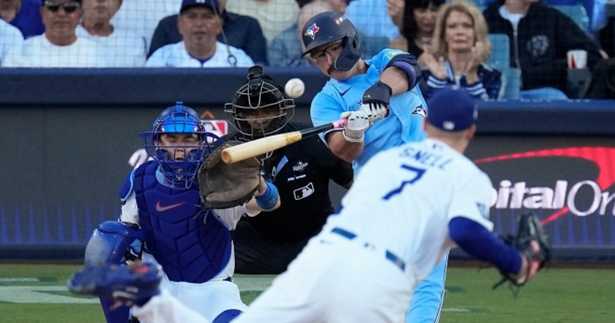 토론토, 시작부터 백투백 홈런…32년 만의 WS 우승에 1승 남았다