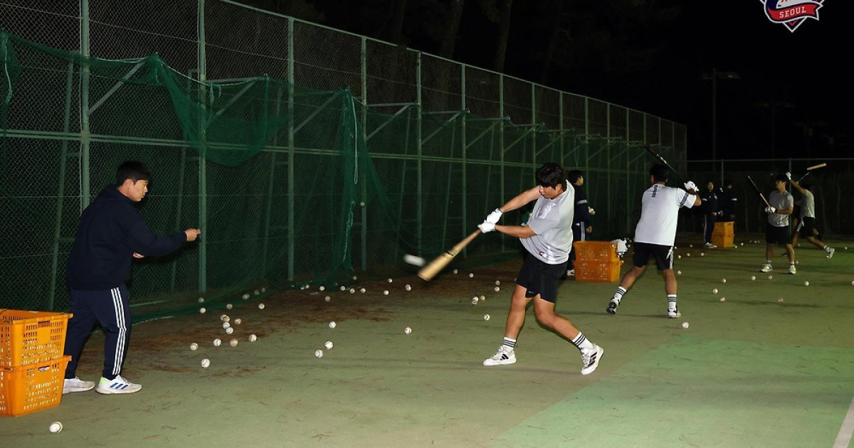 한국은 한국시리즈 축제인데…미야자키에서 칼 가는 9위 팀 두산