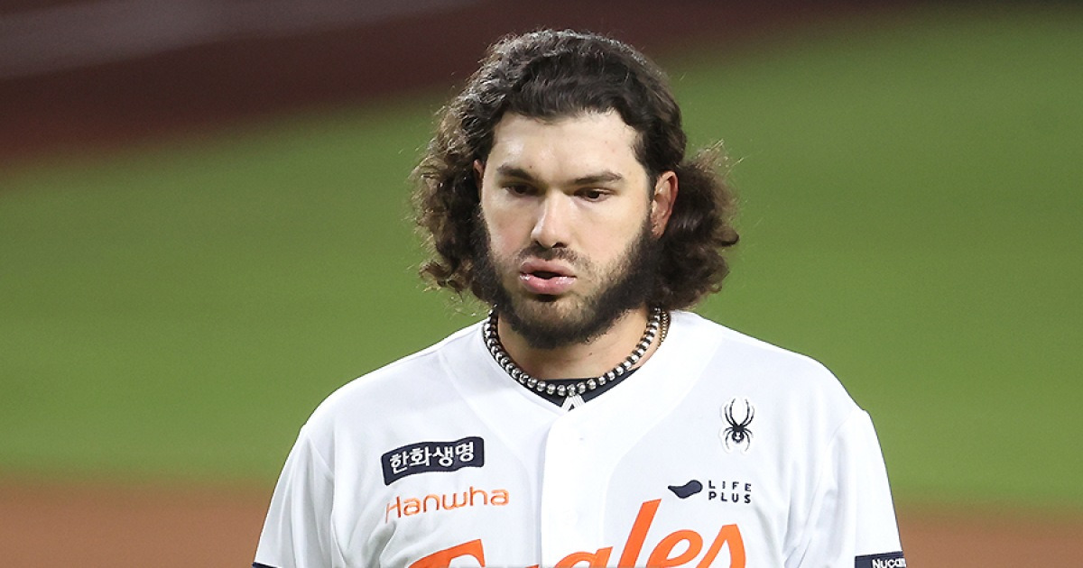 다 사라진 한화 더그아웃, 폰세만 마지막까지 지키고 있었다… 한국에서 마지막 풍경 직감했을까