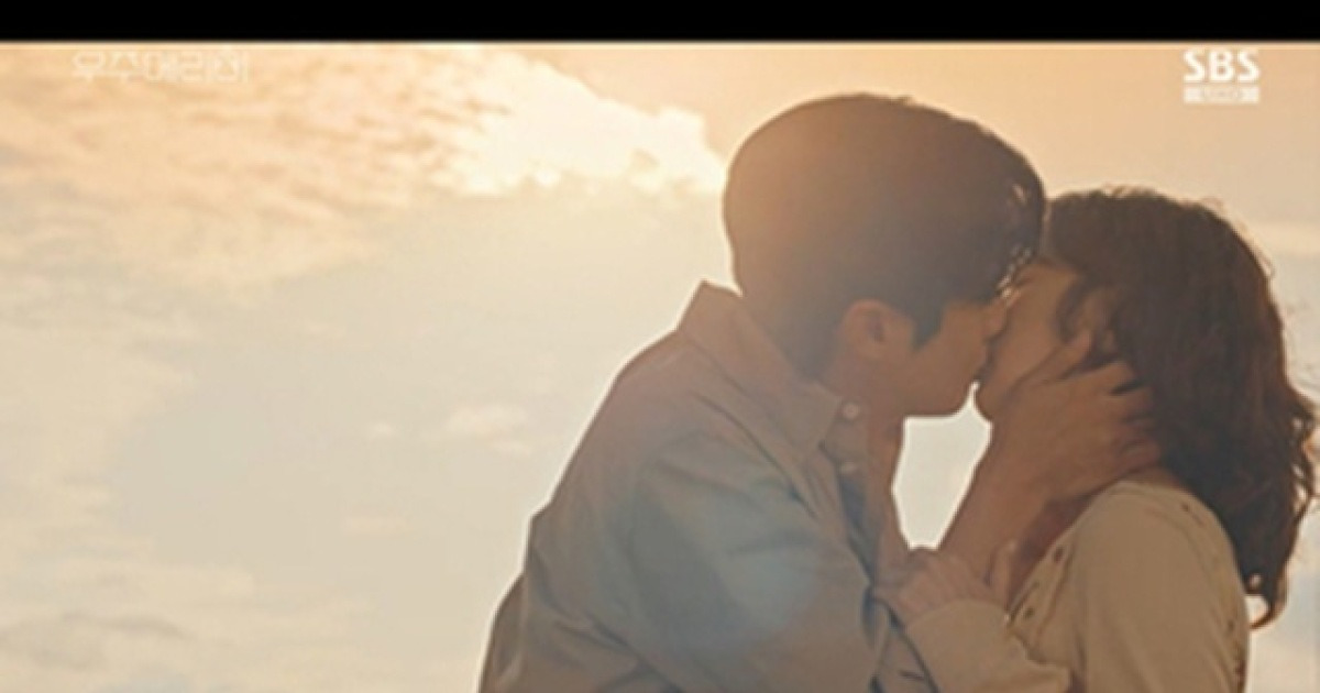 최우식 정소민 한지붕 동침→쌍방 키스에 ‘우주메리미’ 최고 시청률