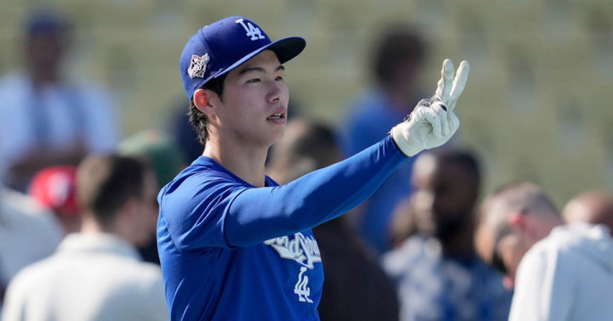 다저스 김혜성, 로버츠 감독과 달리기 경주…선발 라인업에선 제외