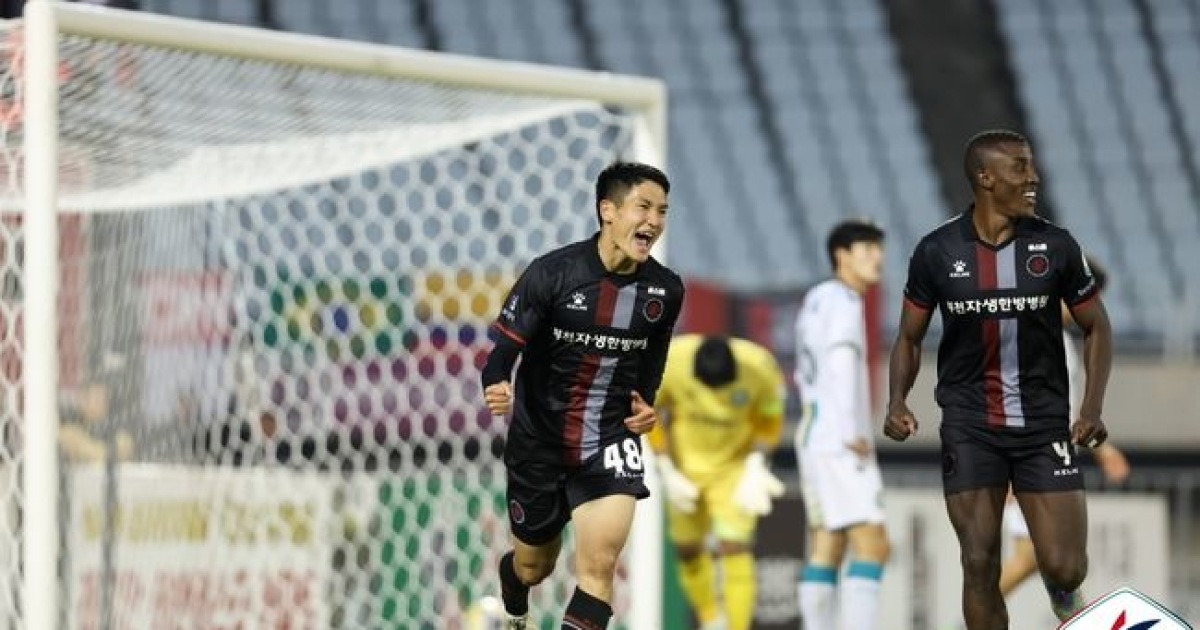 '홍성욱-유소년 출신 성신 데뷔골' 부천, 안산 2-0 꺾고 3위 굳건