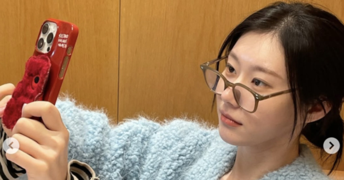 ITZY 채령, '꾸안꾸' 끝판왕..안경으로 가려도 '미모 폭발'