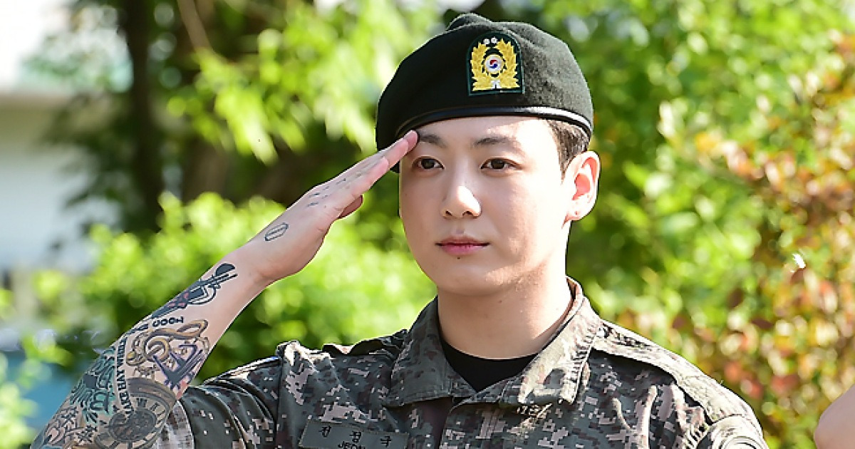 군 제대한 BTS 정국, 고기로드 혼밥 포착