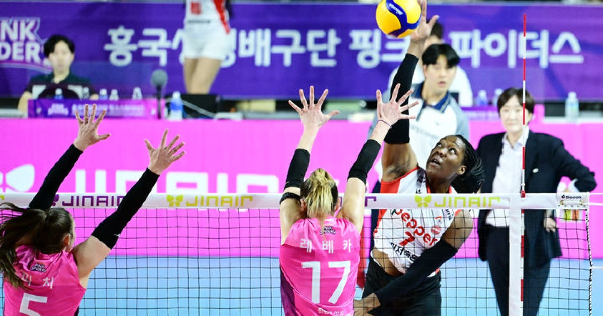 연승 달리는 페퍼저축은행, 선두 도약…OK저축은행도 이변의 승리(종합)